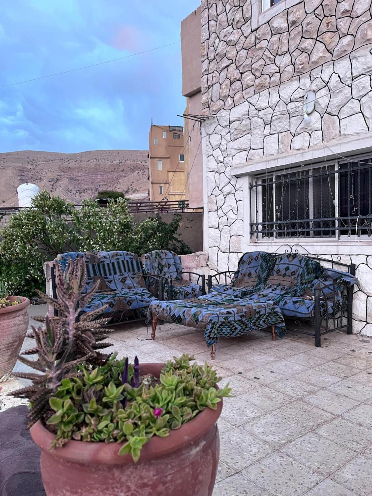 Happy Bedouin House Petra Bed and Breakfast Al Hayy Exteriör bild