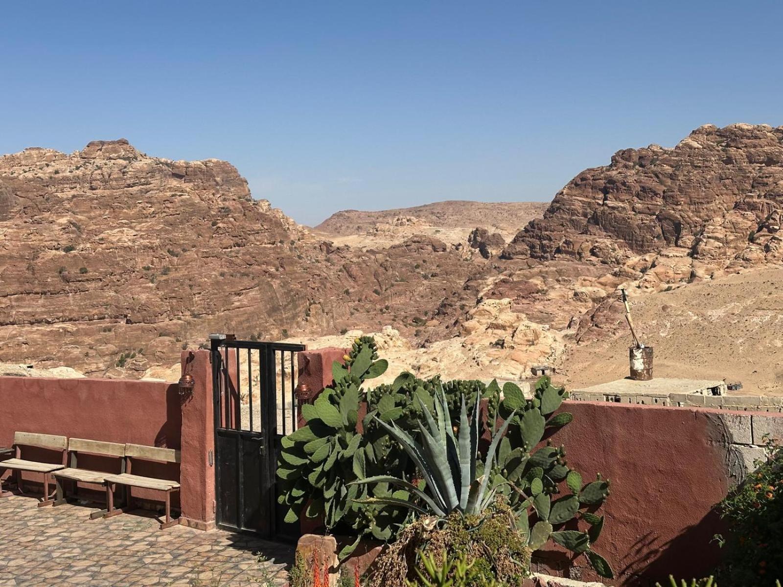 Happy Bedouin House Petra Bed and Breakfast Al Hayy Exteriör bild